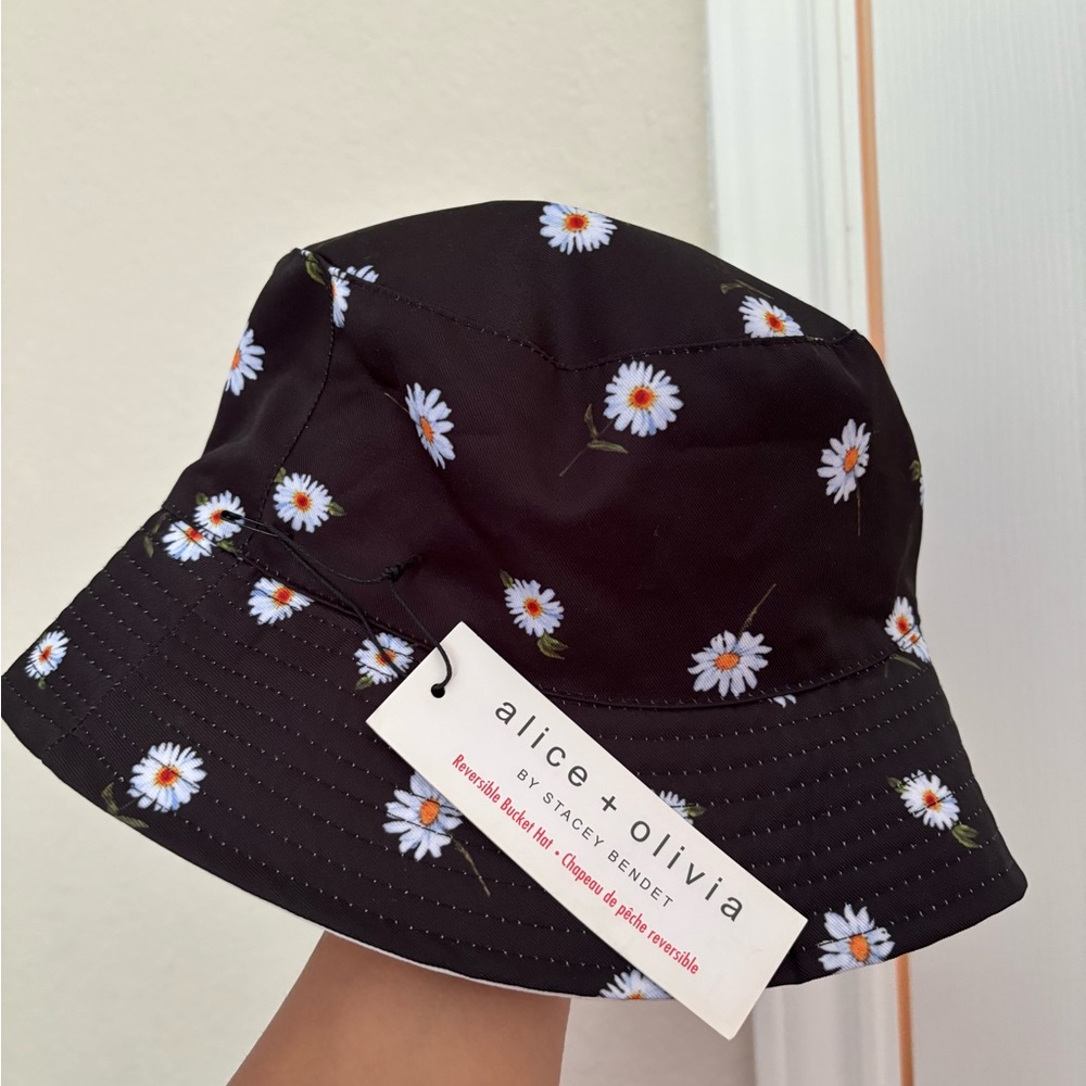 NWT ALICE + OLIVIA
Reversible Bucket Hat - Picture 2 of 3